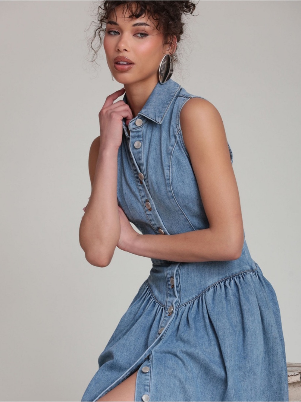 Avec Les Filles Sleeveless Button-Front Denim Midi Dress in Blue - Picture 11 of 12